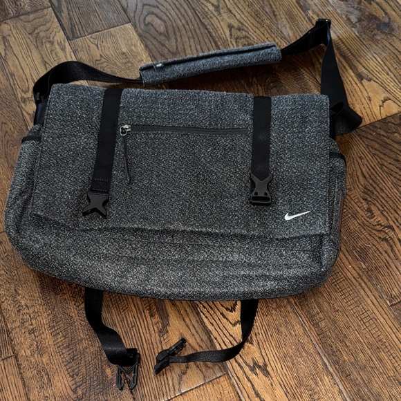 Nike Charcoal Black Messenger Bag - Picture 1 of 5